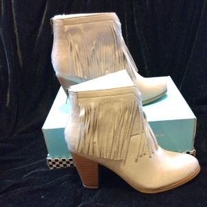 Soda Agree-S NIB Faux Suede cowboy boots sz 8 light gray unavailable online